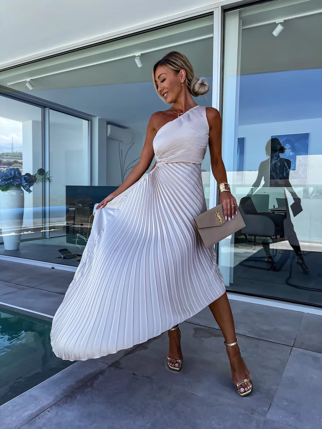 Helene - Robe midi plissée à épaule dénudée
