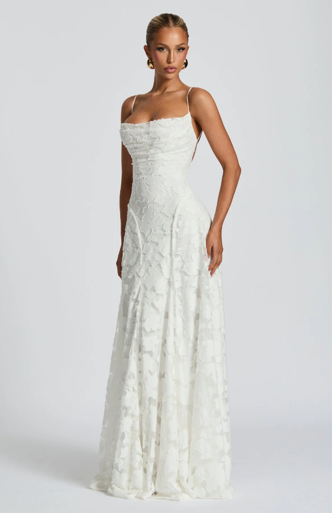 Lysandra - Robe maxi en dentelle ajustée