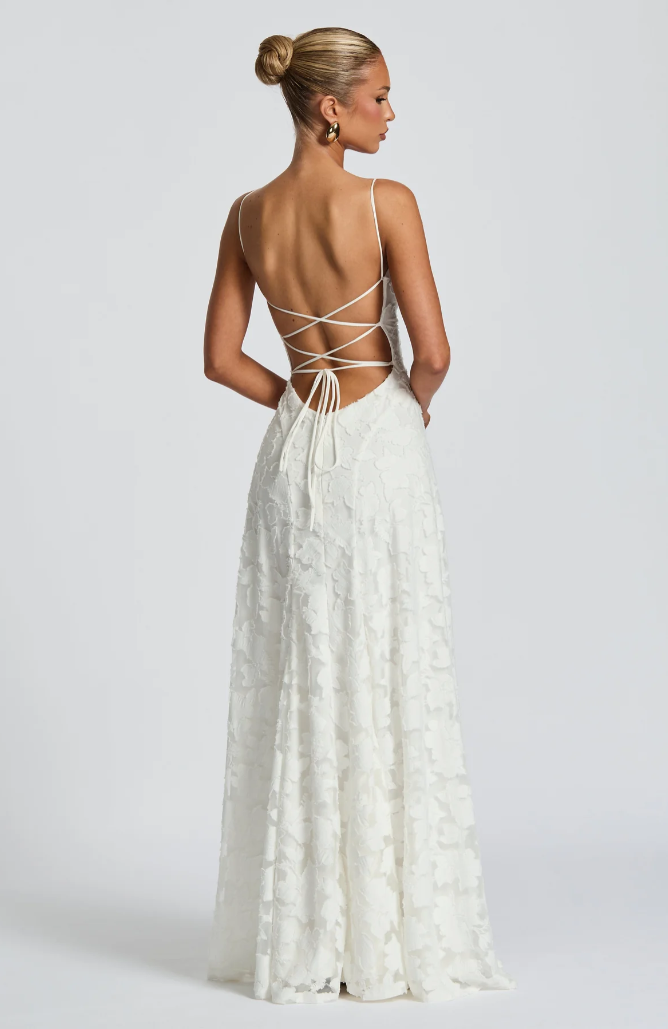 Lysandra - Robe maxi en dentelle ajustée