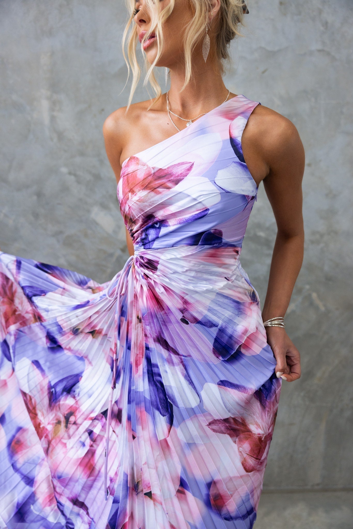 Helene - Robe midi plissée à épaule dénudée